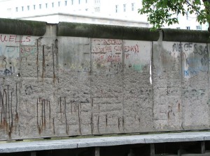 Старые граффити на Берлинской стене (Германия)