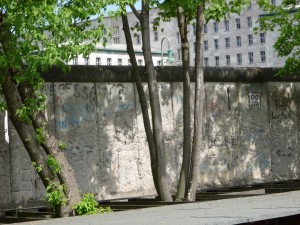 Берлинская стена в лучах солнечного света (Германия)