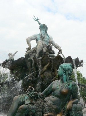Скульптурная композия фонтана. Величественная дама символизирует Рейн. (Германия)
