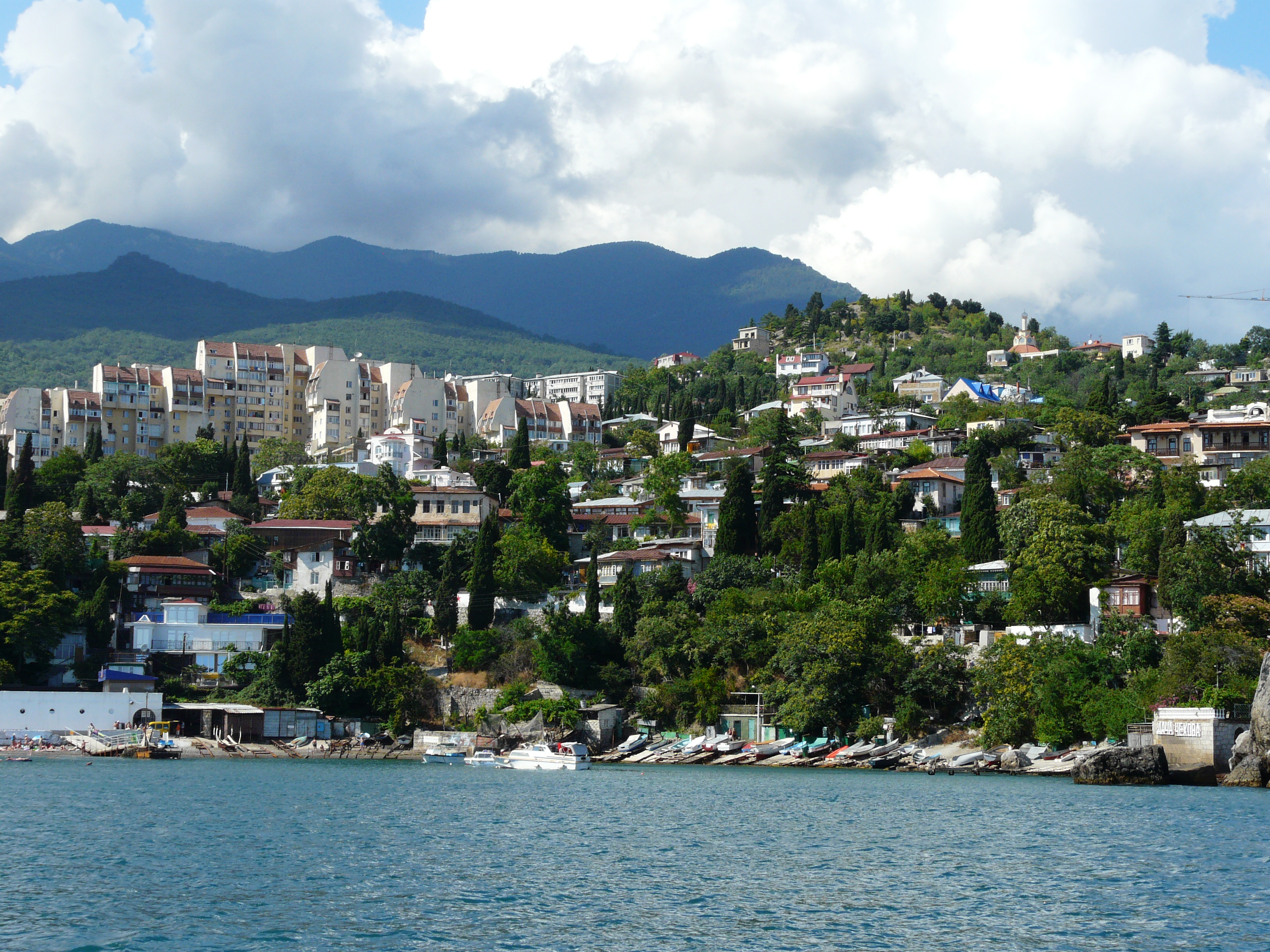 вид на алушту с моря