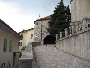 Въезд в замок Кастав, где сейчас расположена гостиница (Хорватия)