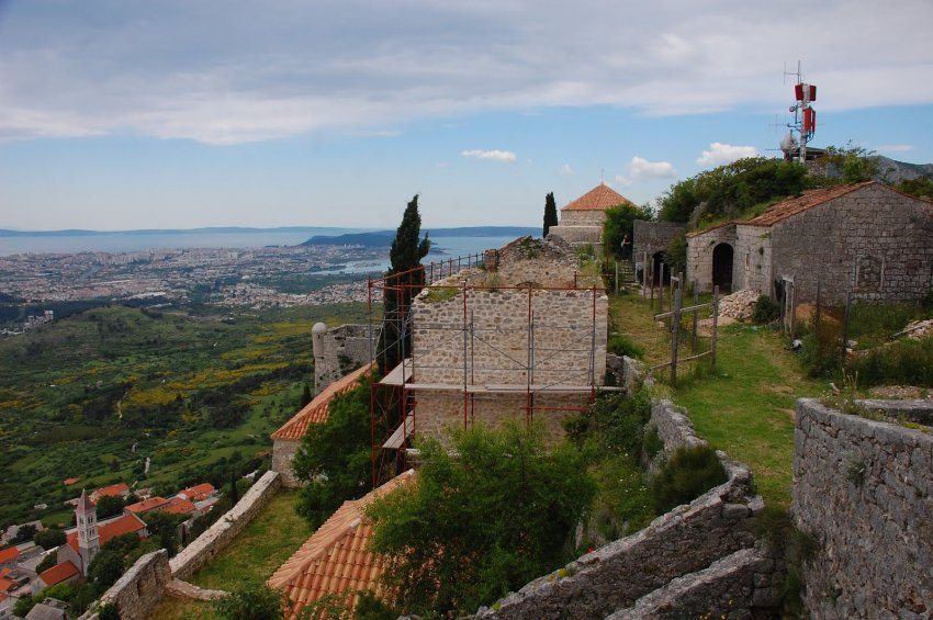 Фото достопримечательностей Хорватии: Наземные постройки замка крепости Клис