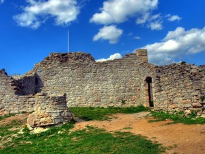 Древние стены и подворье замка Медведград (Хорватия)