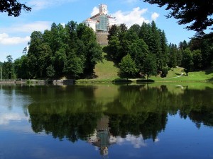 Панорама замка Тракошчан, отражающегося в озерной глади (Хорватия)