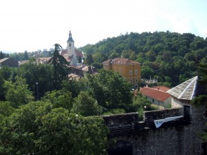 Мощная стена замка Трсат, закрытая буйной зеленью (Хорватия)