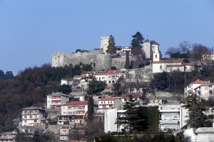 Панорама величественного замка Трсат (Хорватия)