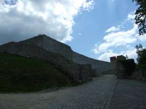 Мощеная дорога, ведущая к замку Медведград.  (Хорватия)