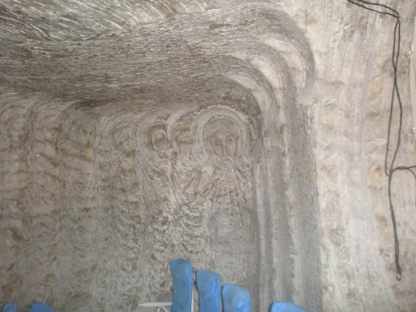 Фото достопримечательностей Донецка и Донецкой области: Лики святых у церкви в соляных пещерах