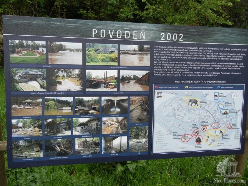 Фото достопримечательностей Чехии: Информационное табло о наводнении 2002 года. Это была настоящая катастрофа, но работники зоопарка с ней справились