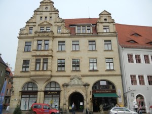 Дом Оленя (слева на углу видна голова оленя) на площади Рынок.  (Германия)