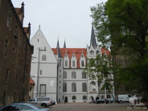 На Соборной площади находится вход в замок Альбрехтсбург (Германия)
