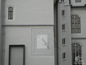 Солнечные часы на стене замка Альбрехтсбург (Германия)
