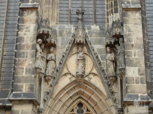 Скульптурные украшения и лепка на боковом фасаде Майсенского собора (Германия)