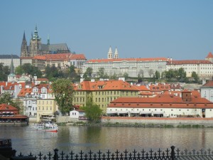 Вид с Карлового моста на левый берег Влтавы (Чехия)