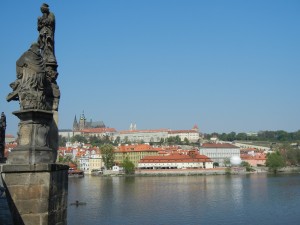 Вид на одну из скульптур на Карловом мосту и левый берег (Чехия)