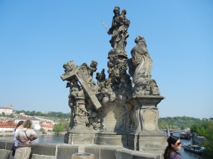 Одна из 30 скульптур на Карловом мосту (Чехия)