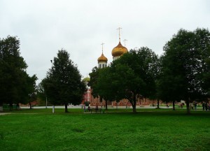 Золотые купола Успенского собора в зелени деревьев (Европейская часть России)