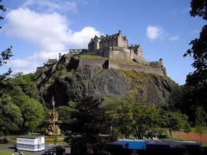 Возвышающийся на скале Эдинбургский замок (Великобритания (Англия))