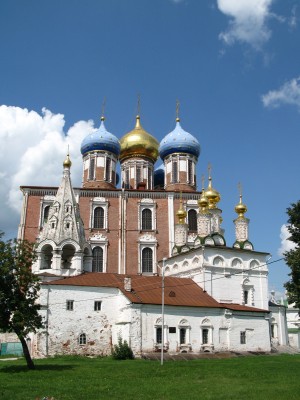 Церковь Богоявления на фоне Успенского собора (Европейская часть России)