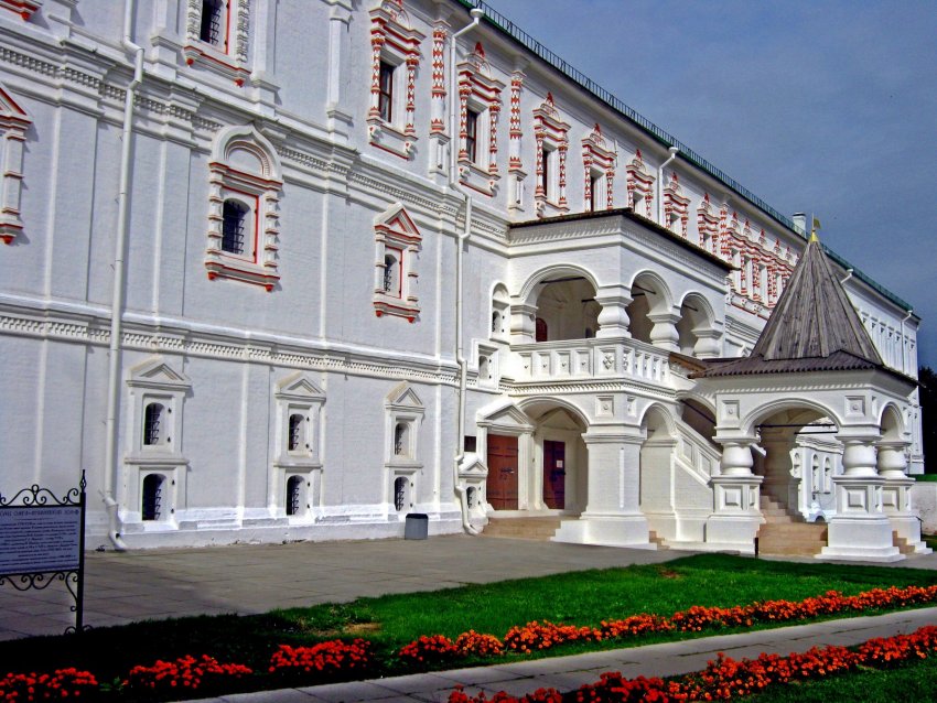 Фото достопримечательностей Европейской части России: Архиепископские палаты, называемые "Дворцом Олега"