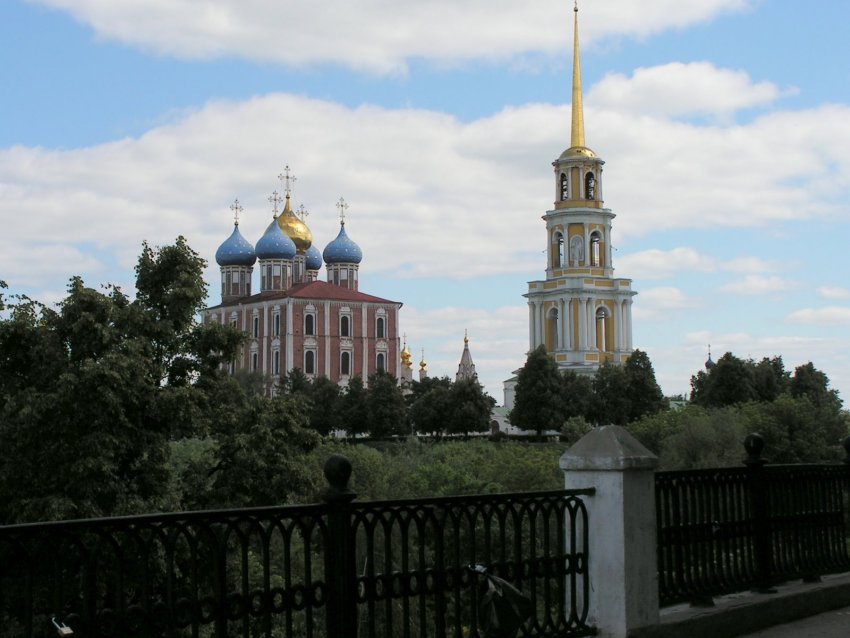 Фото достопримечательностей Европейской части России: Колокольня и купола Успенского собора на территории Рязанского кремля