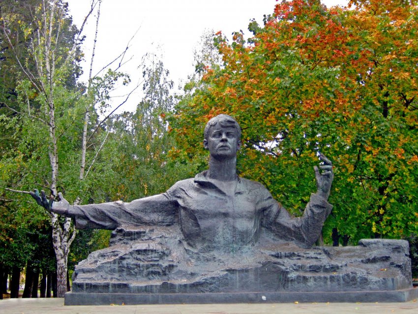Фото достопримечательностей Европейской части России: Памятник Сергею Есенину в Рязани
