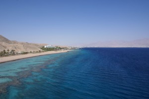 Узкая кайма пляжа побережья Эйлатского залива (Израиль)