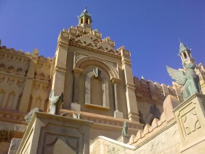 Архитектурный элемент фасада "Города царей" (Израиль)