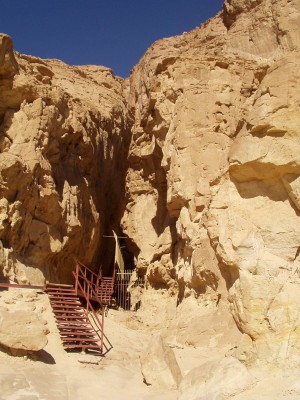 Ращелина в скалах в парке Тмина, где сохранилась наскальная живопись (Израиль)