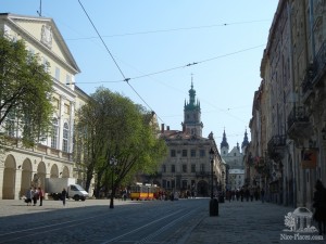 От площади Рынок идем в сторону башни Корнякта (Львов и область)