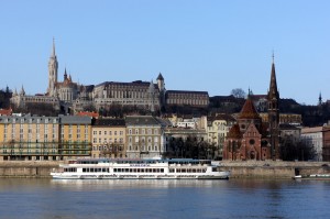 Вид на старый город и прогулочный катер со стороны Дуная (Будапешт)