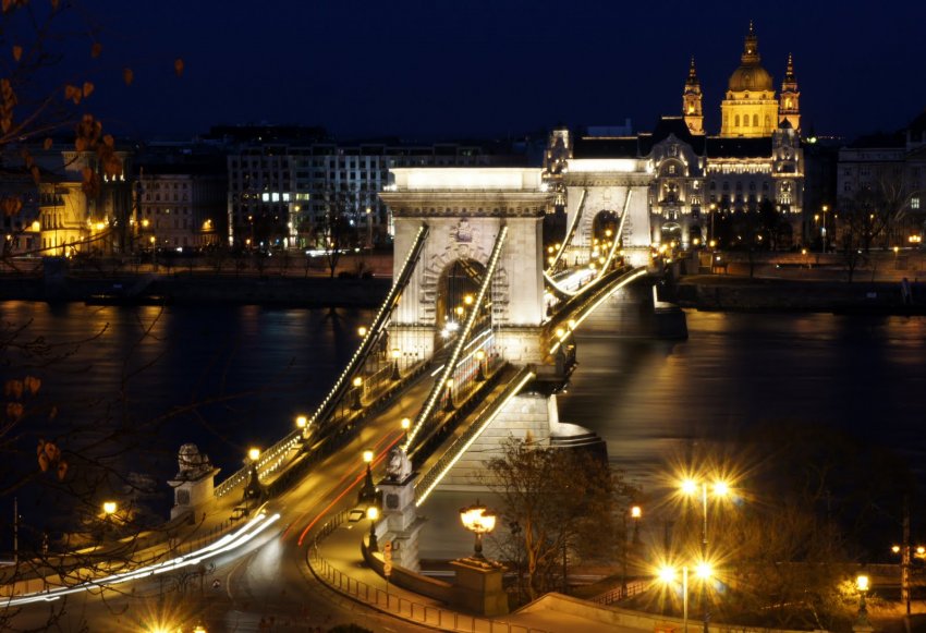 Фото достопримечательностей Будапешта: Будапешт. Цепной мост, освещенный огнями