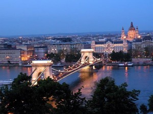 Так Цепной мост выглядит ночью (Будапешт)
