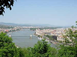 Панорама старого моста через Дунай, соединяющего Буду и Пешт (Будапешт)