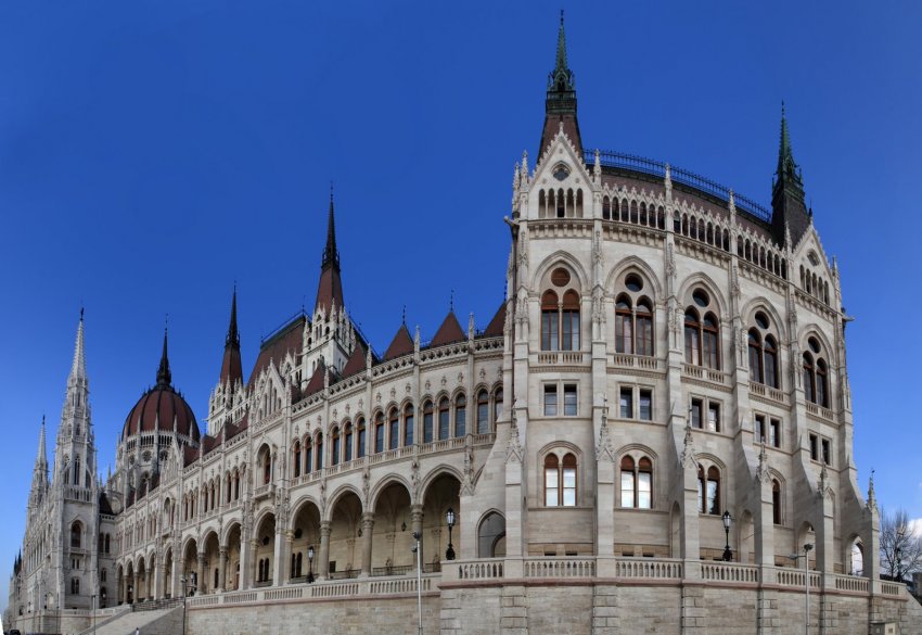 Фото достопримечательностей Будапешта: Величественное здание Парламента в Будапеште. Крупный план