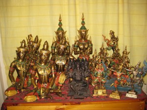 Статуэтки - неотъемлемый атрибут буддизма (Тайланд)