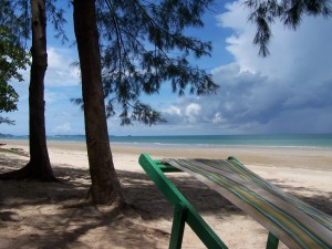 Девственный пляж Районга и традиционный шезлонг (Тайланд)