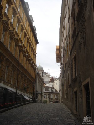 Греческий переулок (Griechengasse), дальше вверх по переулку за поворотом - прекраснейший греческий собор, а рядом - одно из самых старых кафе Вены "У милого Августина" (Вена)