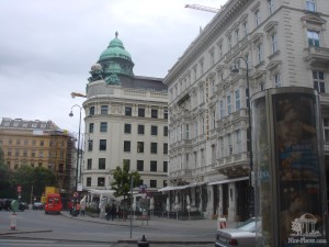 Площадь Альбертины (Albertinaplatz), здесь находиться информбюро для туристов: бесплатные карты города, резервирование отелей, билеты и т.д. (Вена)