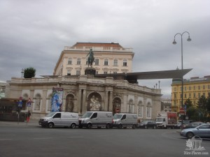 Художественный музей Альбертина (Albertina), одно из многочисленнейших мировых собраний графики; также периодические выставки современных художников и классиков. (Вена)