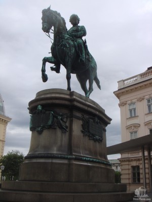 Памятник Альберту Саксонскому напротив Альбертины (Вена)