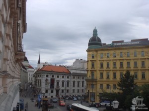 Здание с красной крышей - Австрийский государственный музей театра (Вена)