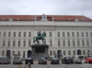 Йозефплатц. Памятник кайзеру Йозефу II, за ним школа испанской верховой езды. Белые лошади (испанская порода липицианы) грациозно маршируют под звуки вальса (Вена)