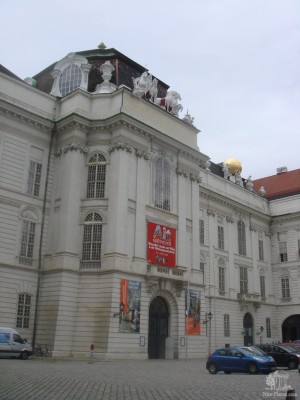 Австрийская национальная библиотека со стороны Йозефплатц (Вена)