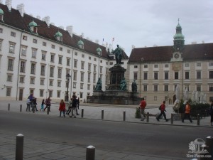 Площадь перед дворцом Ховбург (Вена)