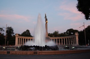 Вена. Площадь Шварценбергплац. Стелла советским воинам-освободителям (Вена)