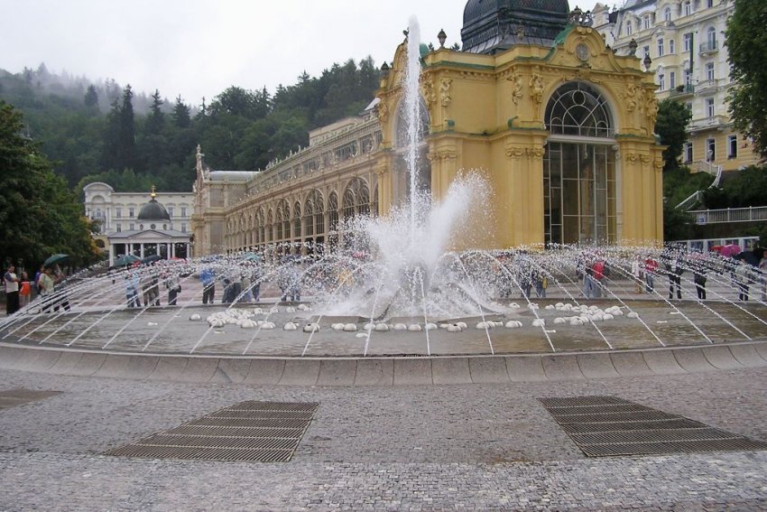 Фото достопримечательностей Чехии: Поющий фонтан в Марианских Лазнях