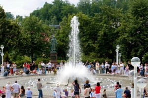 Поющий фонтан в Марианских Лазнях всегда привлекает много зрителей (Чехия)