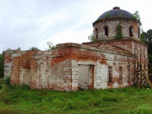 Полуразрушенная церковь в усадьбе Студенец (Москва и Подмосковье)