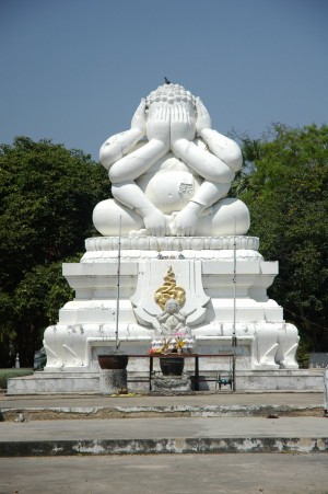 Статуя Будды на курорте Ча-Ам (Тайланд)